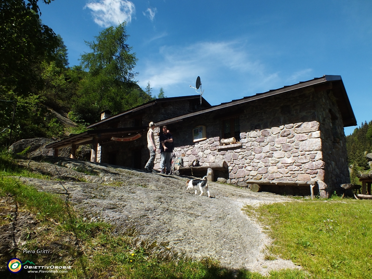 16 Due parole col rifugista....JPG